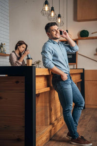 Sportlicher junger Mann trägt Aesparel Jeans im Kaffee