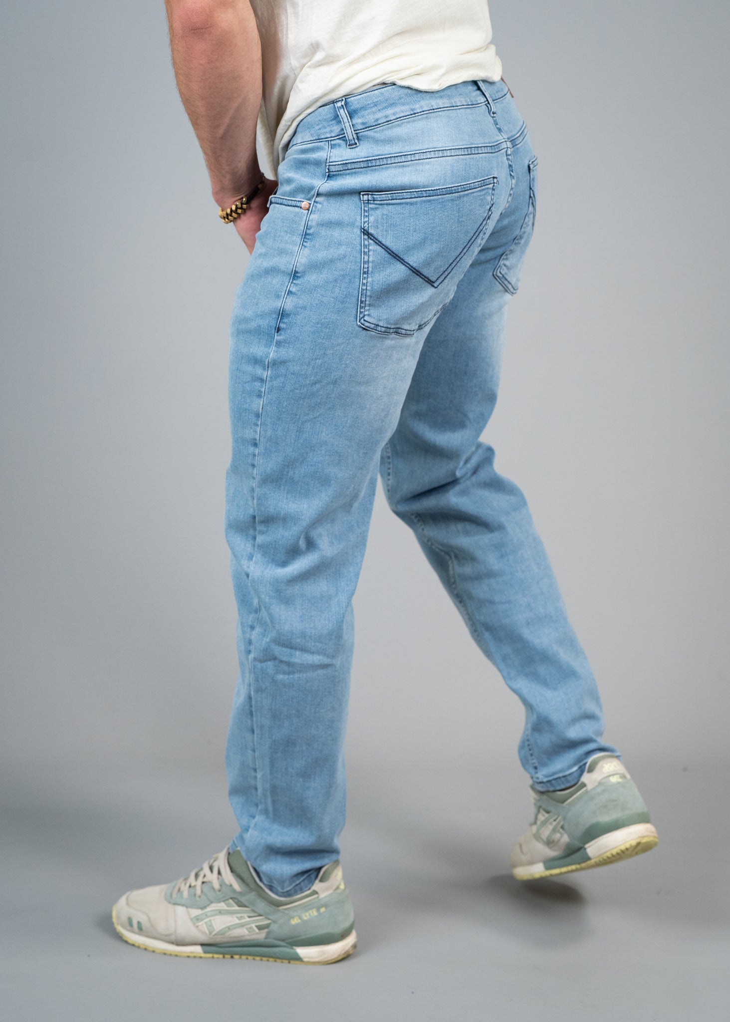 Sommerliche helle Aesparel Jeans für Sportler 