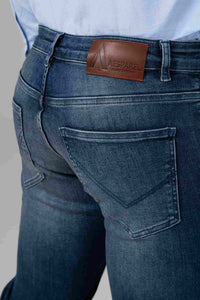 Detailaufnahme von der true blue Jeans von Aesparel 
