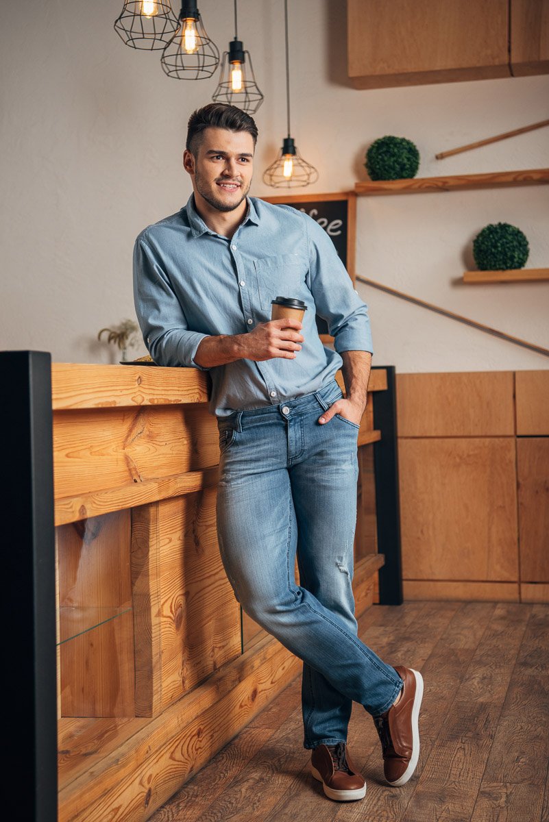 Sportlicher Mann ich Aesparel Fittnes-jeans im Kaffee