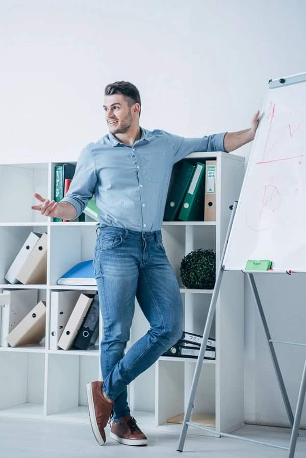 Sportler trägt Aesparel Jeans im Büro, Slim fit style 