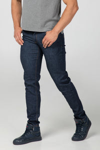 Jeans für Männer mit trainierte Oberschenkel in der Farbe dunkelblau