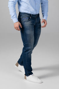 Unsere Jeans für Bodybuilder in der Waschung true blue